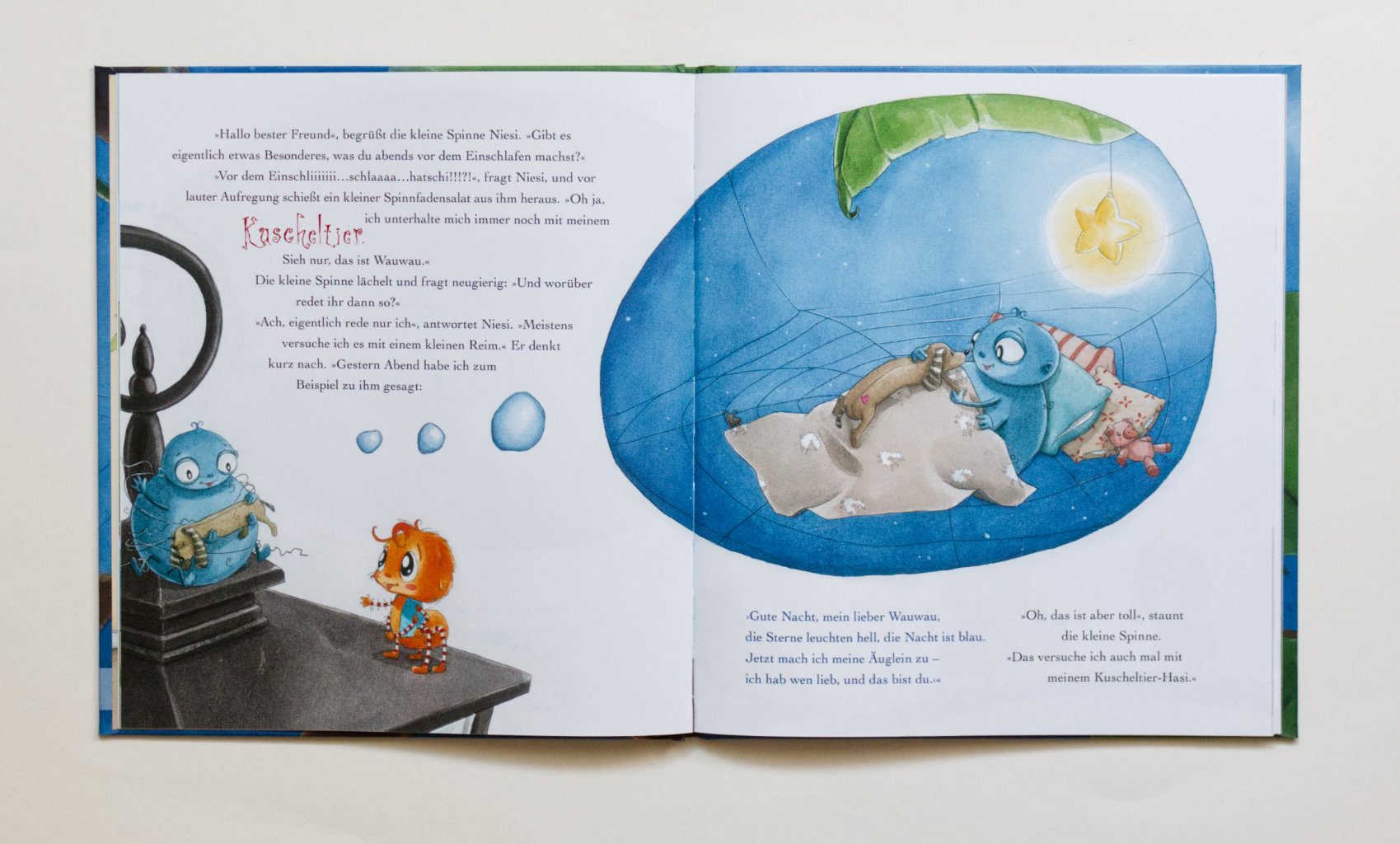 Die kleine Spinne Widerlich freut sich auf ihr Bettchen